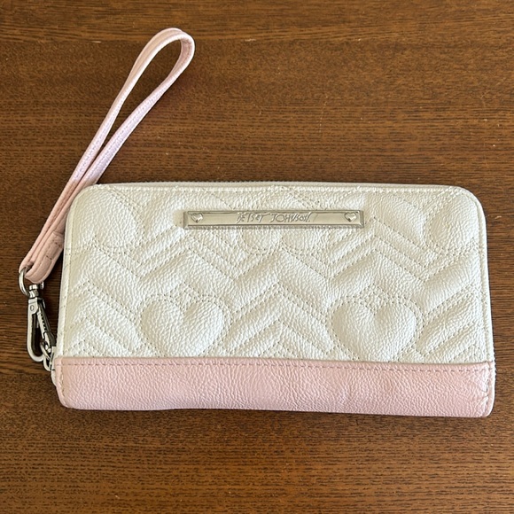 Betsey Johnson Handbags - 🎈3/$25🎈EUC Betsey Johnson Wristlet/Wallet